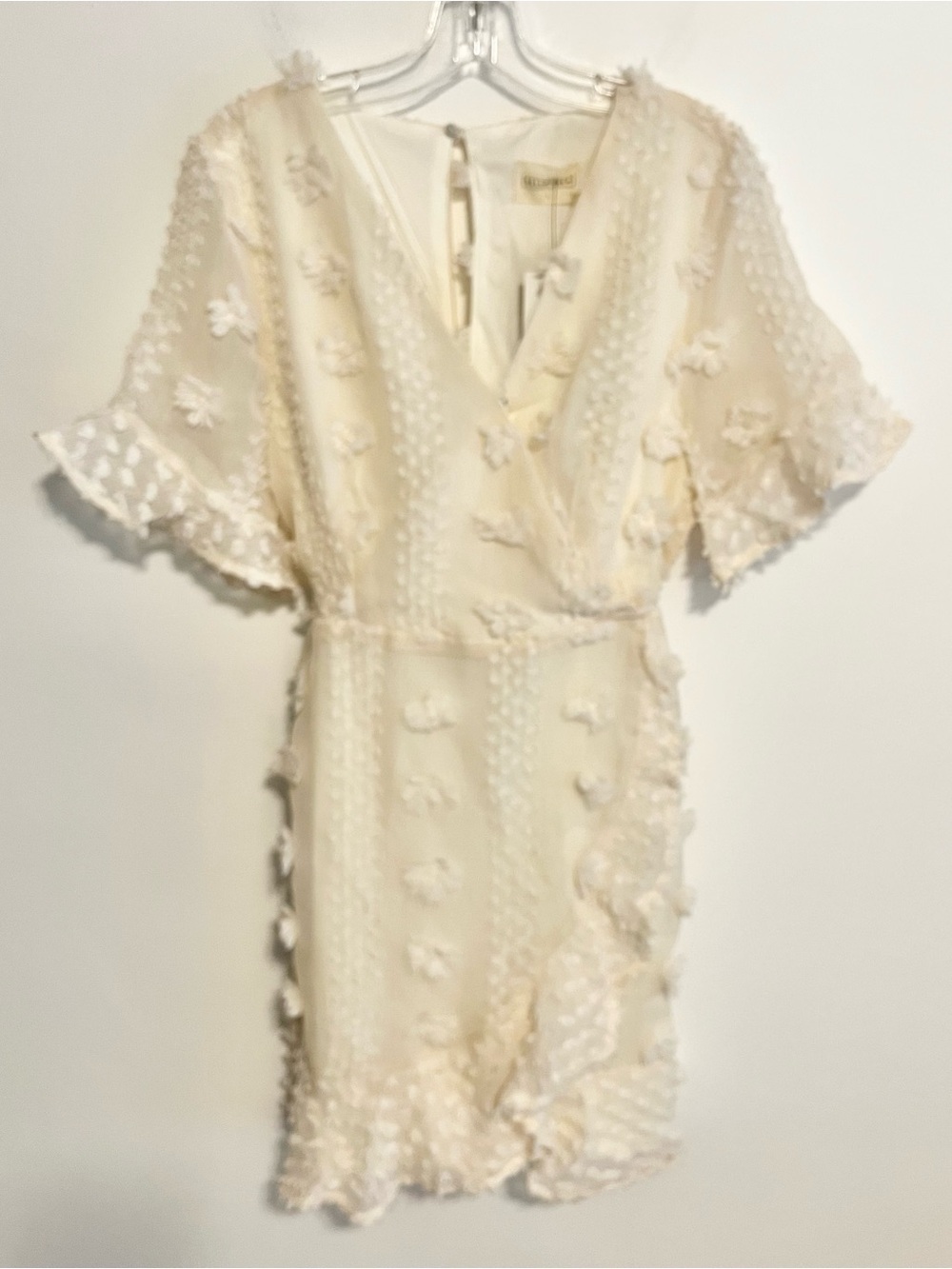 NWT Bella Ella V Neck Short Ruffle Sleeve Mini Dress in Cream. Size Large